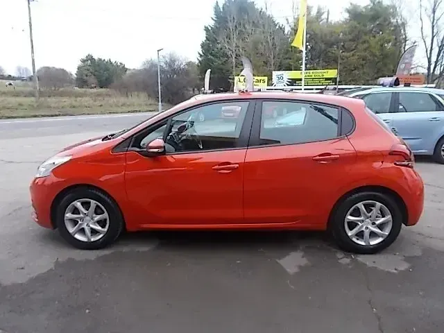 Used Peugeot 208 Active 80 HP (58 kW) 2015 Orange Hatchback