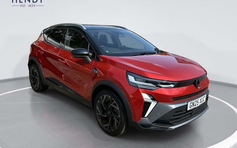 Flame red New 2025 Renault Captur Esprit Alpine SUV | £25,899 (A bit pricey) - Image 1/4