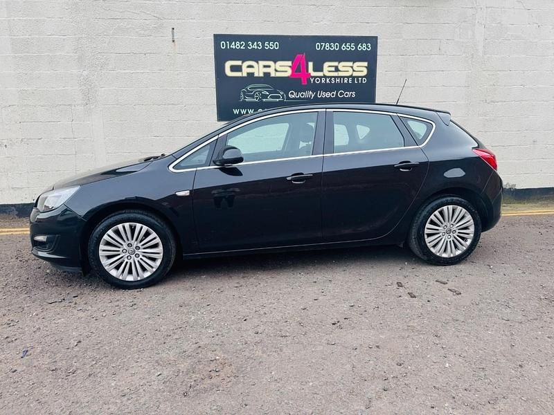 Used Vauxhall Astra Excite 100 HP (73 kW) 2015 Black Hatchback