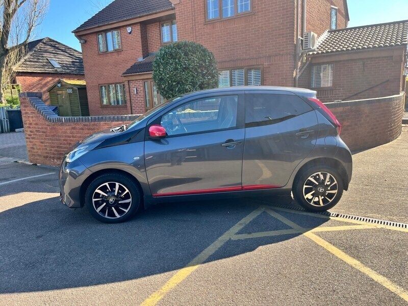 Begagnad Toyota Aygo Trend 2021 Grå Halvkombi