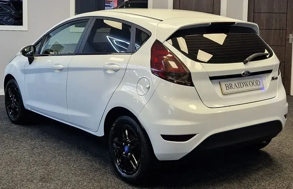 Used Ford Fiesta Zetec 82 HP (60 kW) 2013 White Hatchback