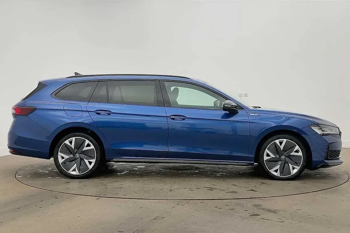 Used Skoda Superb SportLine 150 HP (110 kW) 2025 Cobalt blue metallic Estate