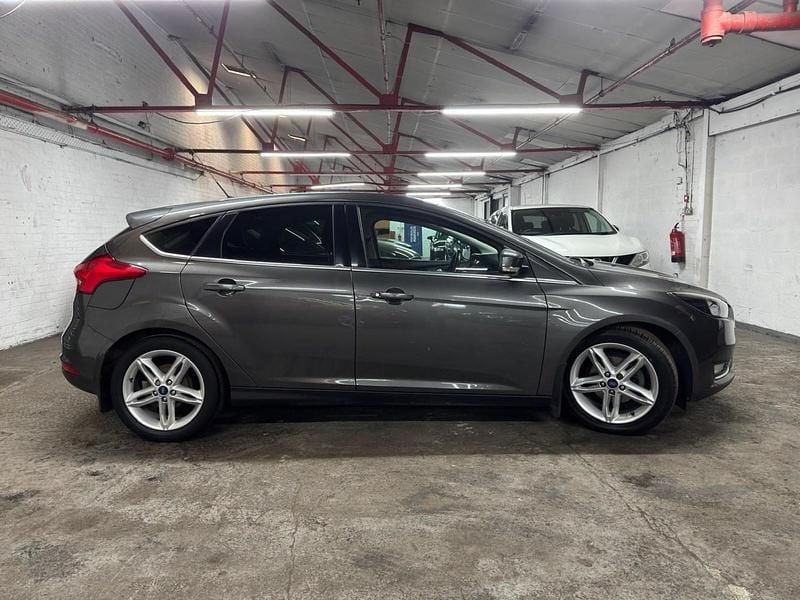 Used Ford Focus Titanium 125 HP (91 kW) 2015 Grey Hatchback
