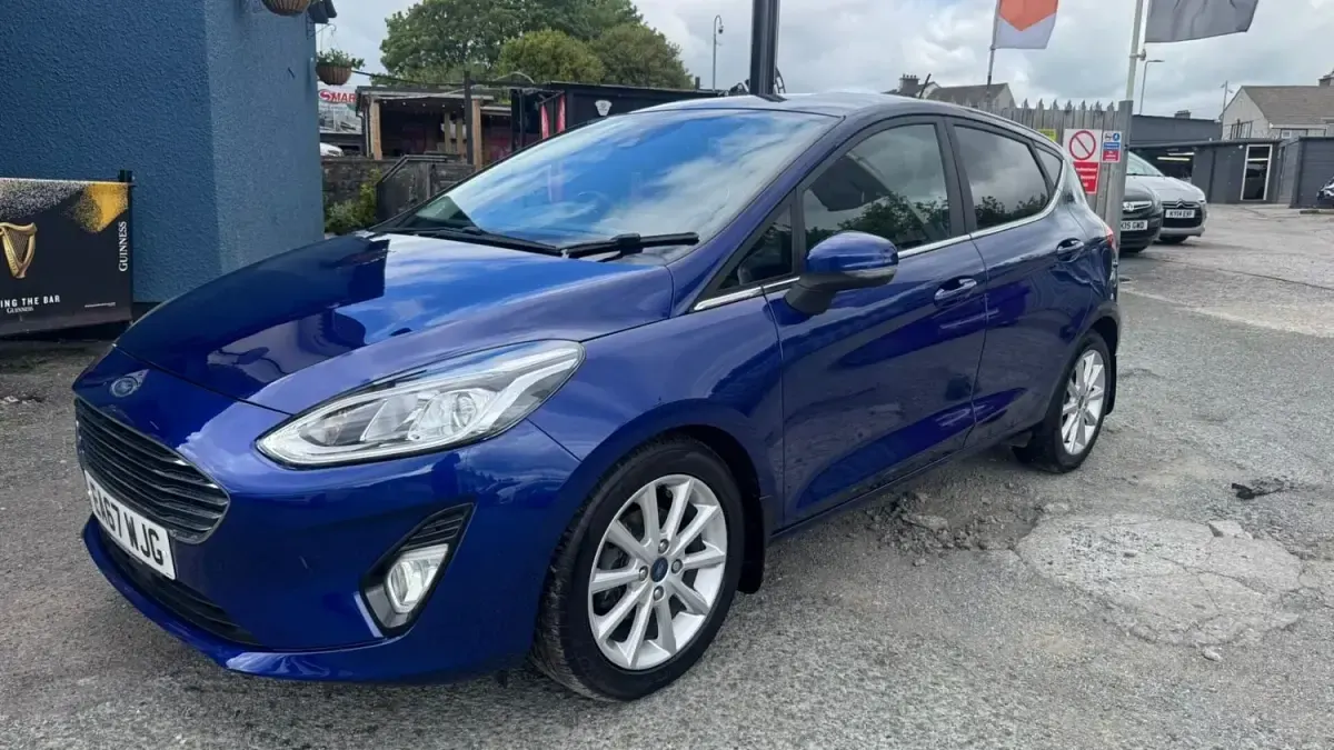 Begagnad Ford Fiesta Titanium 120 HK (88 kW) 2017 Blå Halvkombi