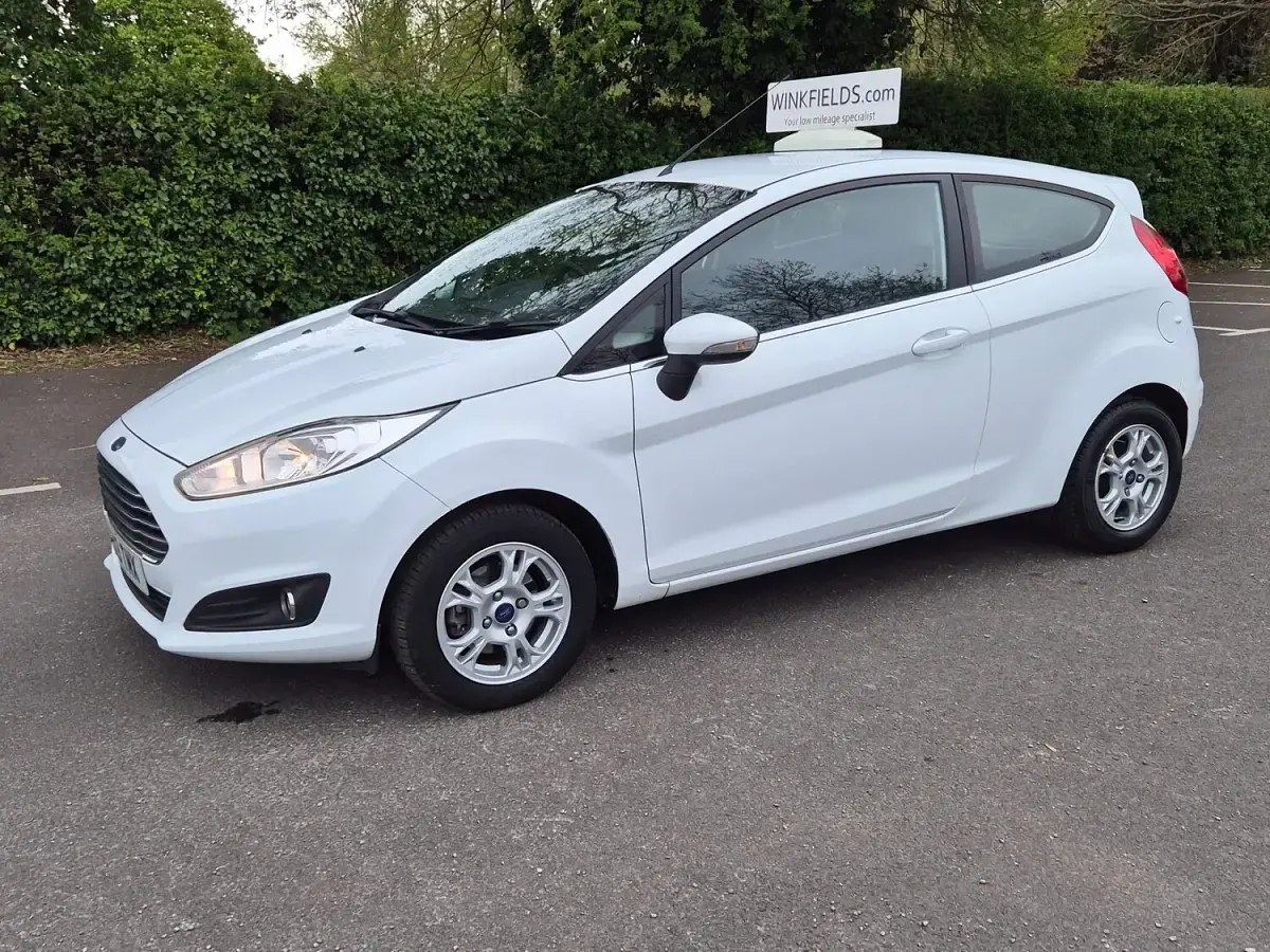 Używany Ford Fiesta Zetec 95 KM (69 kW) 2013 Biały Hatchback
