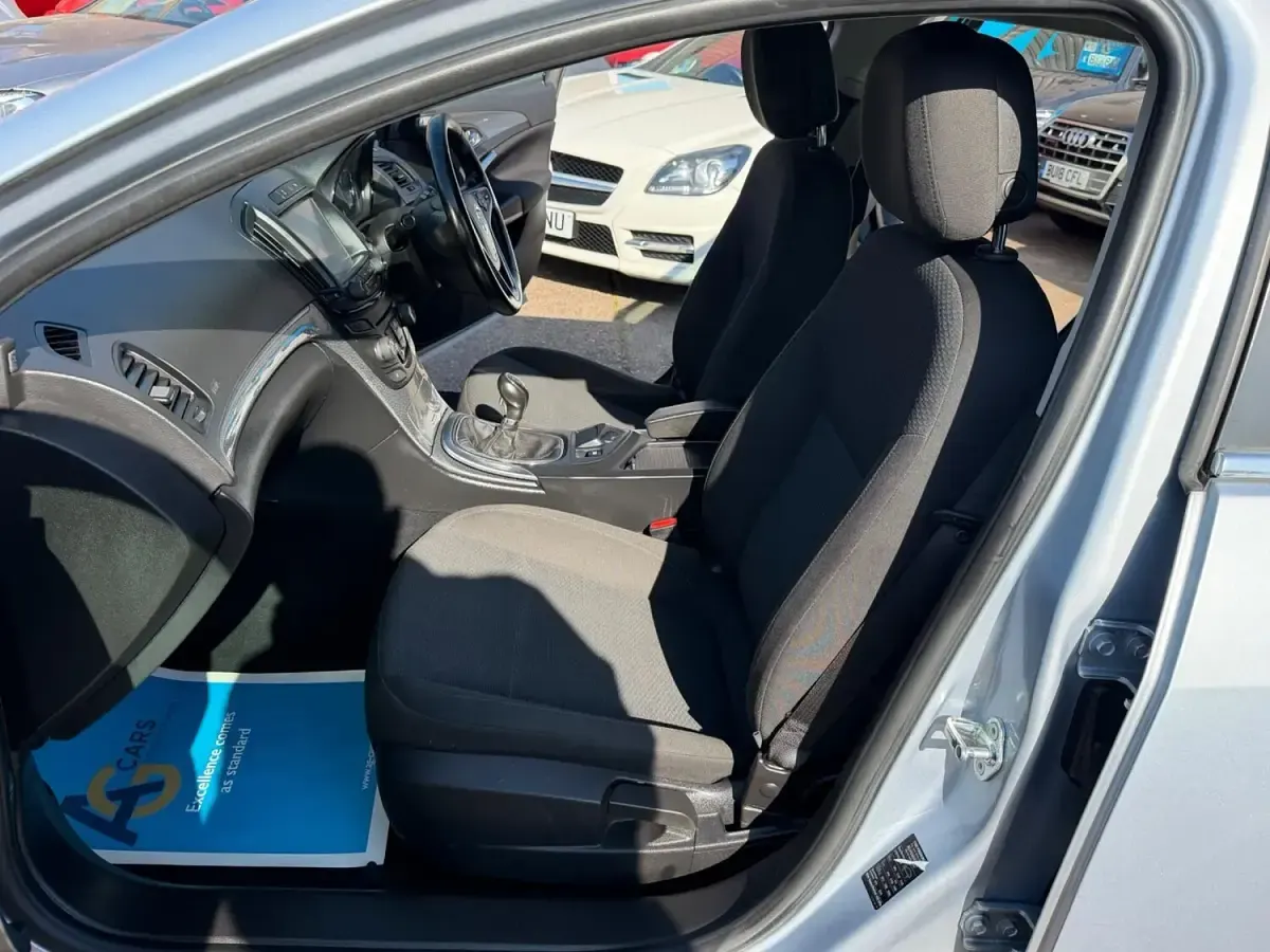 Used Vauxhall Insignia Design Edition 163 HP (119 kW) 2014 Silver Estate