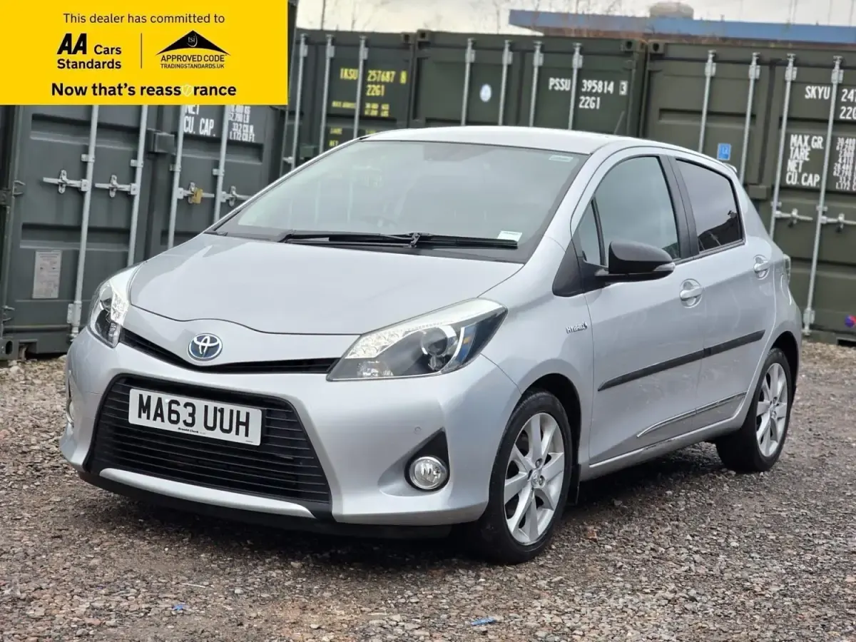 Usata Toyota Yaris Hybrid 101 CV (74 kW) 2013 Argento Utilitaria