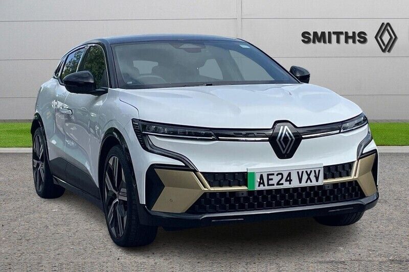 White Used 2024 Renault Mégane Iconic Hatchback | £23,290 (Fair price) - Image 1/4