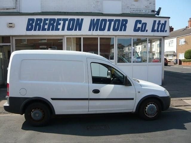 White Used 2011 Vauxhall Combo MPV | £1,495 (Good price) - Image 1/4