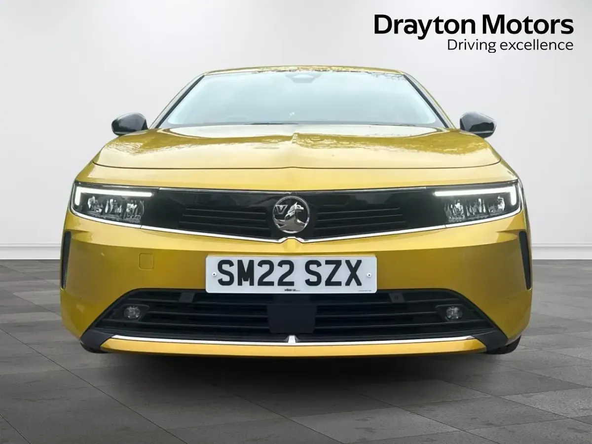 Begagnad Vauxhall Astra Design Edition 130 HK (95 kW) 2022 Gul Halvkombi