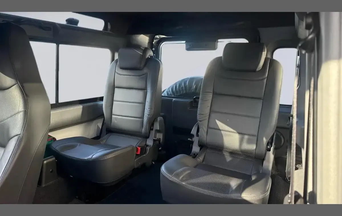 Used Land Rover Defender Adventure 120 HP (88 kW) 2016 White Estate