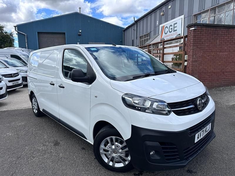 Second-hand Vauxhall Vivaro 120 CP (88 kW) 2021 Alb Monovolum