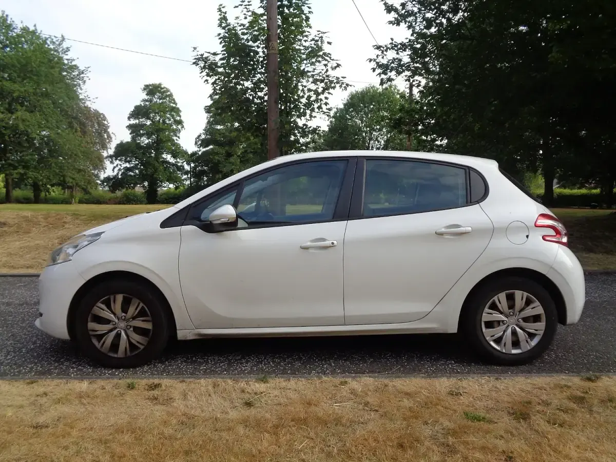Used Peugeot 208 Access 68 HP (50 kW) 2013 White Hatchback