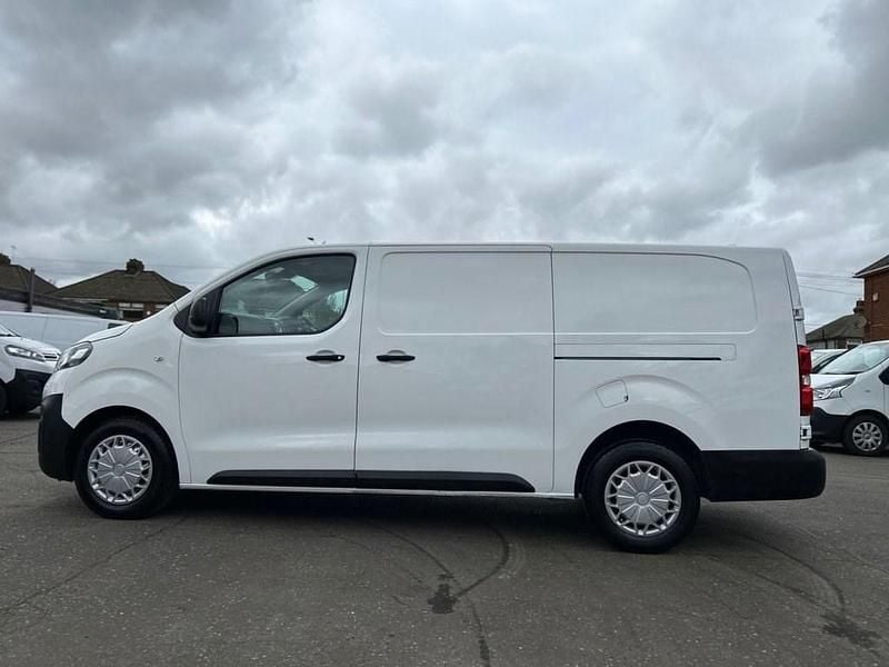 Used Vauxhall Vivaro 100 HP (73 kW) 2021 White MPV