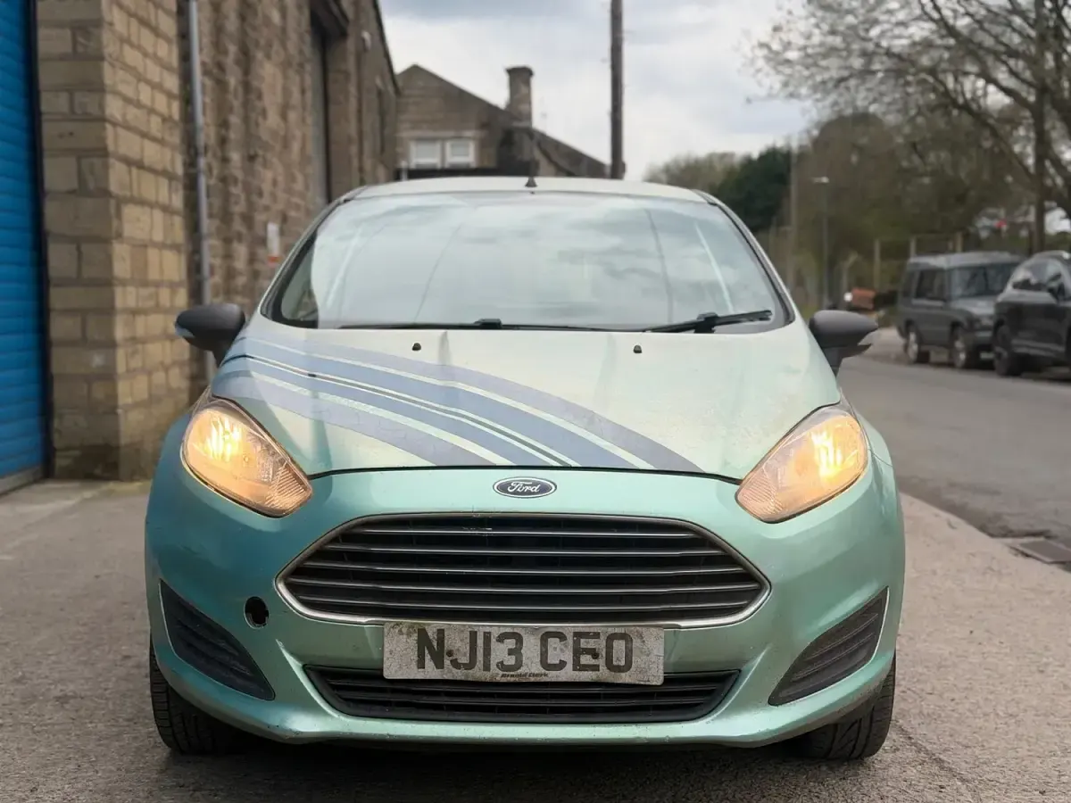 Käytetty Ford Fiesta 75 HP (55 kW) 2013 Turkoosi Van