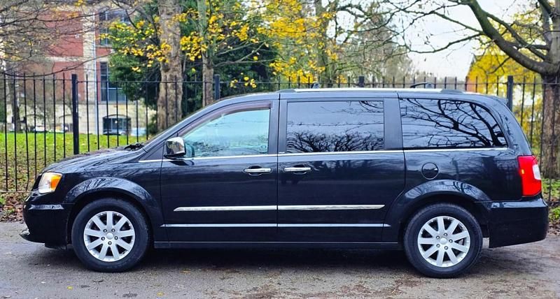 Used Chrysler Grand Voyager Limited 178 HP (130 kW) 2014 Black MPV