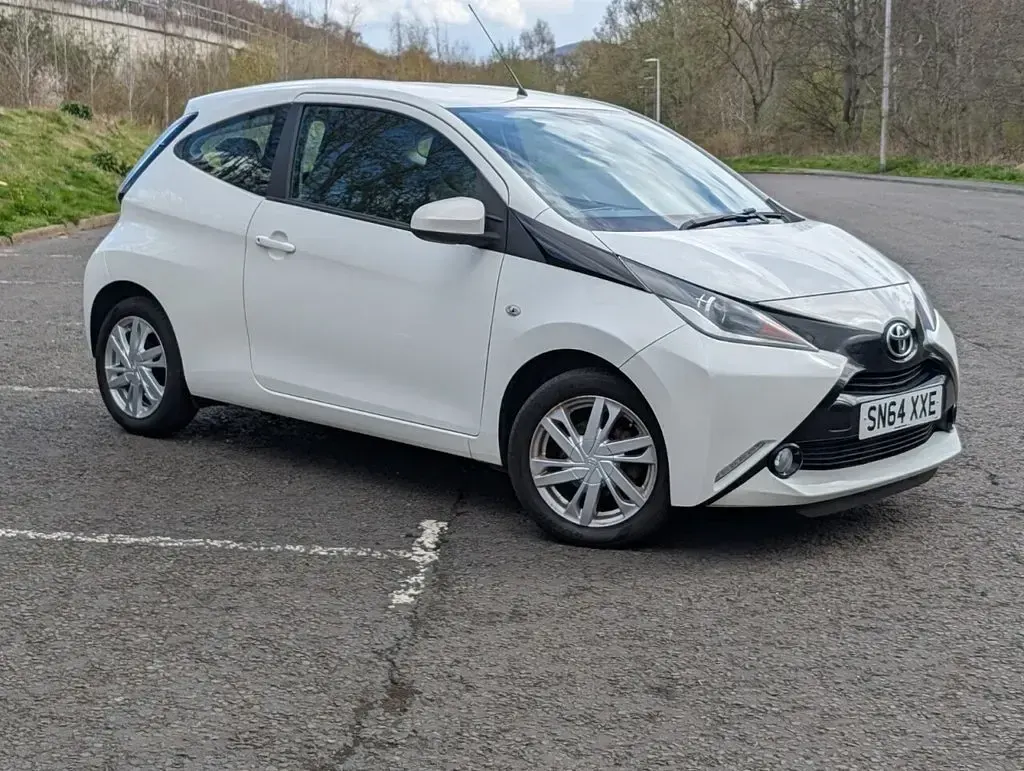 Used Toyota Aygo x-press 68 HP (50 kW) 2014 White Hatchback