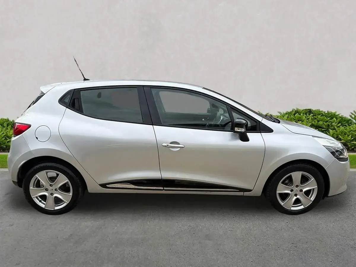 Used Renault Clio Dynamique 75 HP (55 kW) 2014 Silver Hatchback