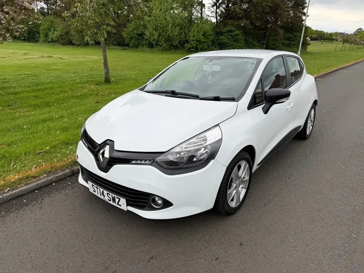 Used Renault Clio Expression+ 75 HP (55 kW) 2014 White Hatchback