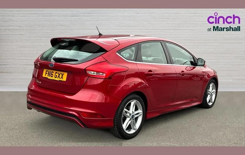 Used Ford Focus Zetec 117 HP (86 kW) 2016 Red Hatchback