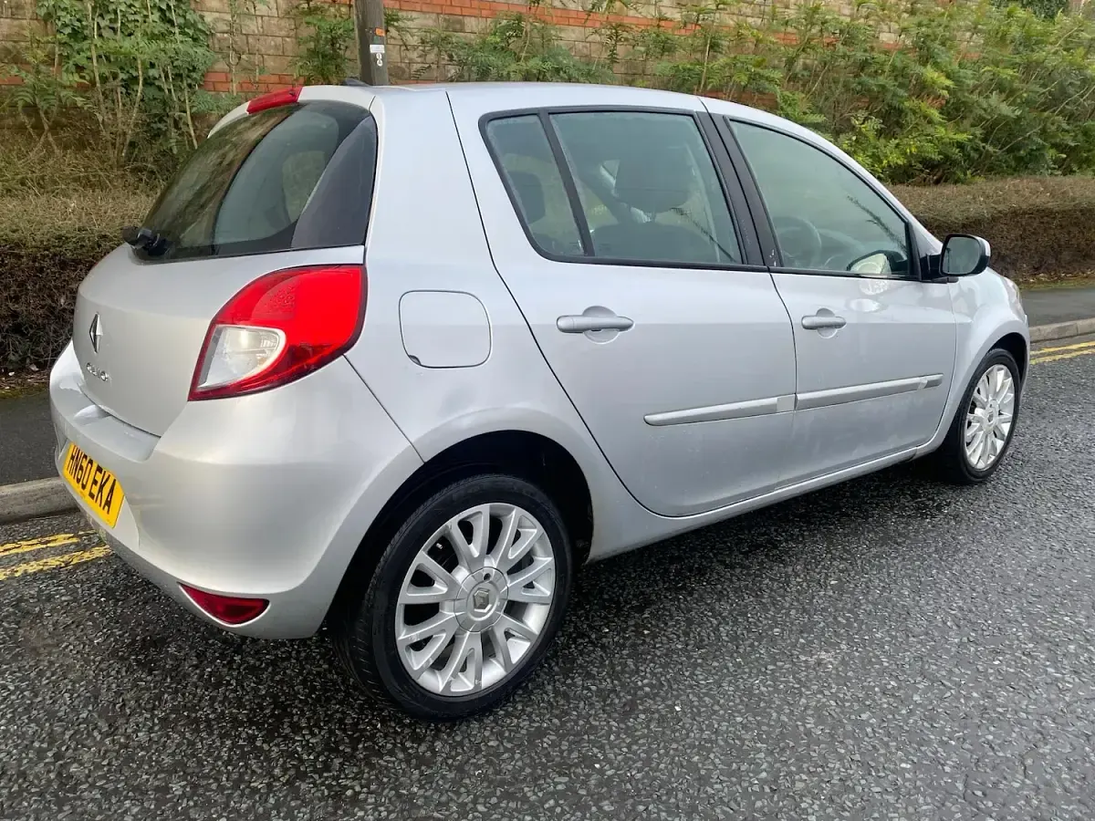 Used Renault Clio Dynamique 86 HP (63 kW) 2010 Silver Hatchback