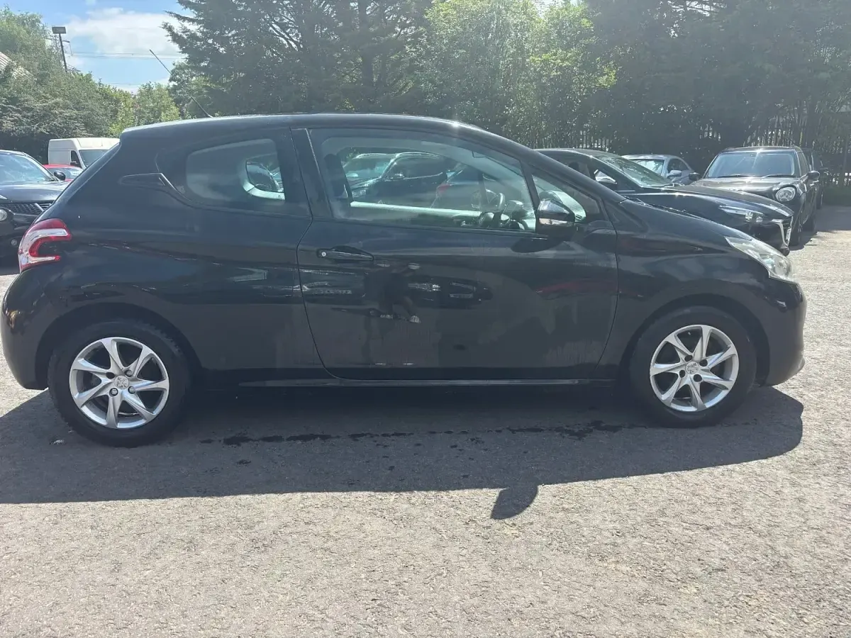 Used Peugeot 208 Active 68 HP (50 kW) 2012 Black Hatchback