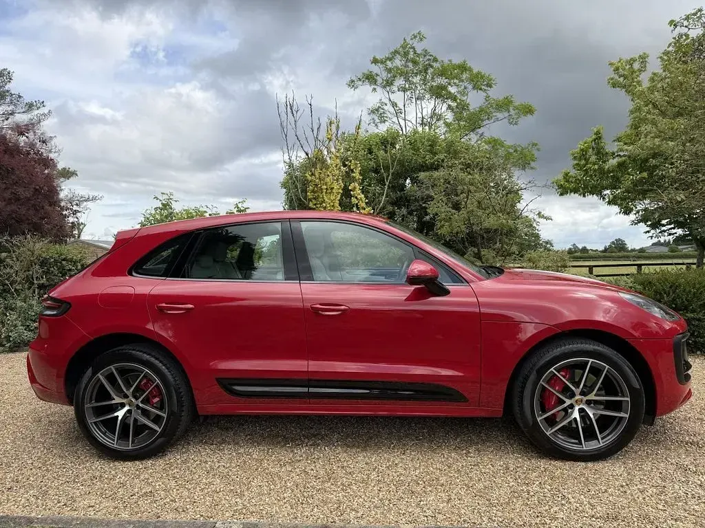 Used Porsche Macan 380 HP (279 kW) 2022 Red SUV