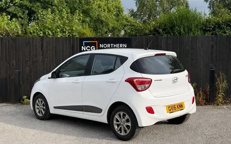 Used Hyundai i10 Premium 66 HP (48 kW) 2015 White Hatchback