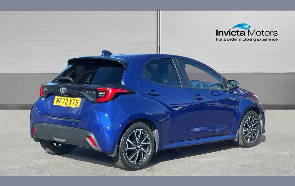 Used Toyota Yaris Hybrid Design 116 HP (85 kW) 2022 Blue Hatchback