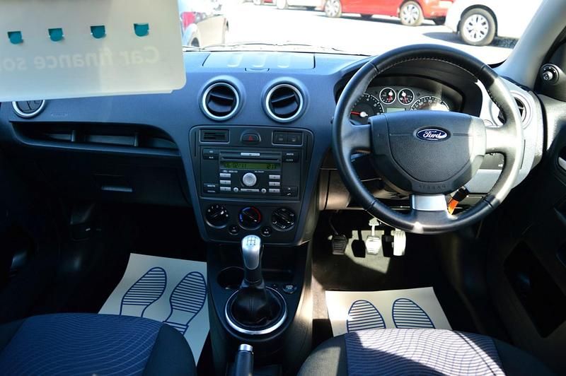 Used Ford Fusion Zetec 80 HP (58 kW) 2011 Silver Hatchback