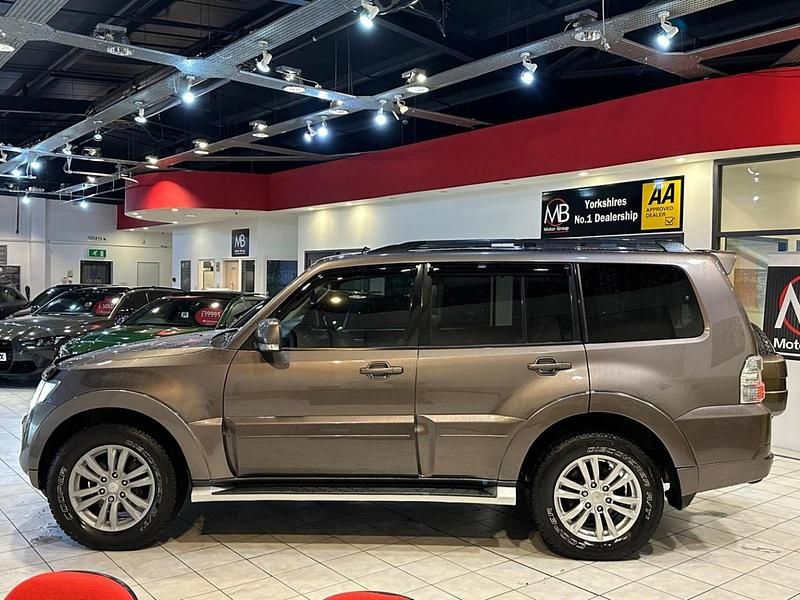 Used Mitsubishi Shogun 197 HP (144 kW) 2011 Brown SUV