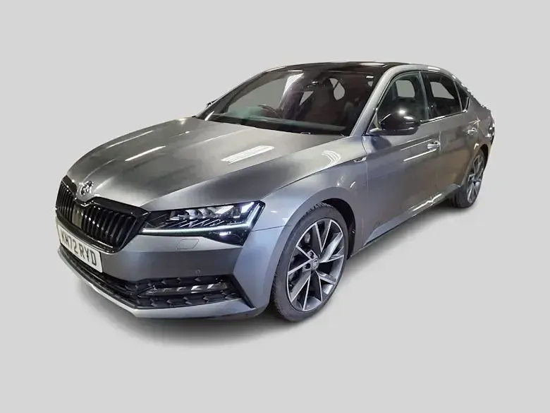 Usado Skoda Superb SportlinePlus 190 HP (139 kW) 2023 Cinzento Citadino