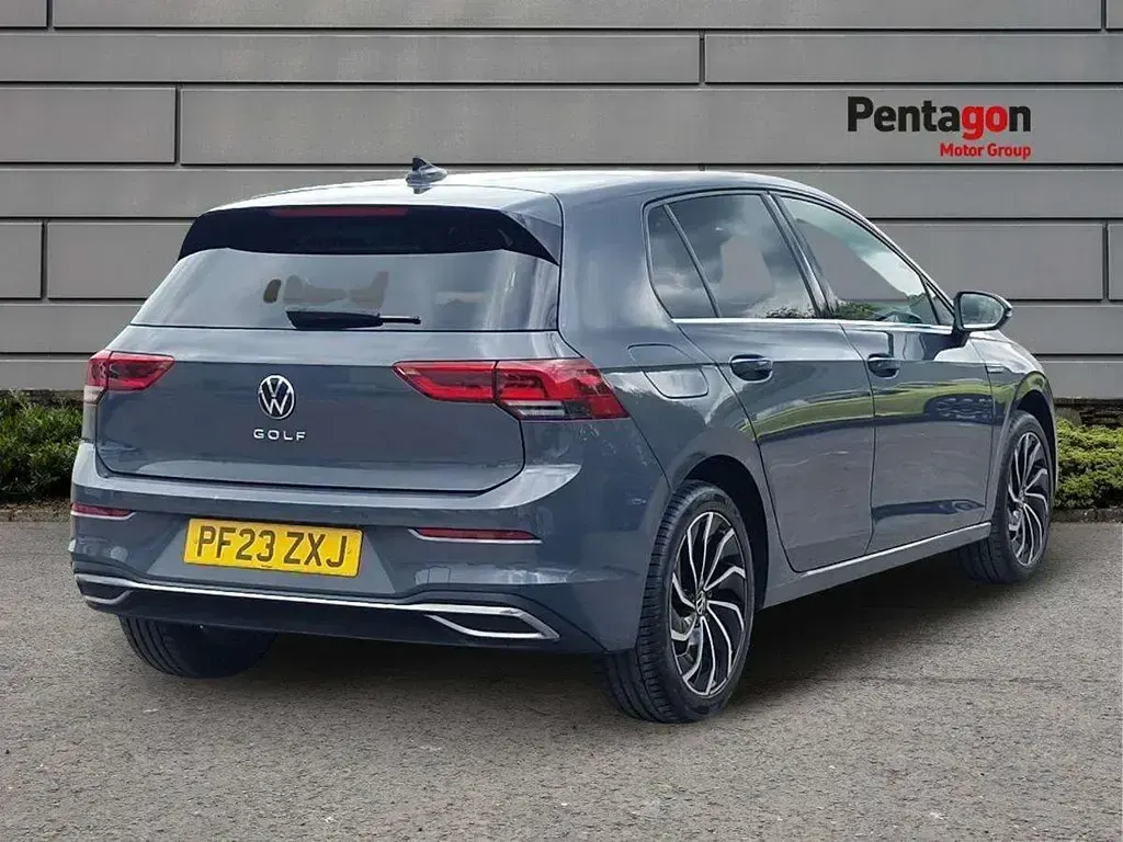 Usado VW Golf VIII Edition 128 HP (94 kW) 2023 Cinzento Citadino