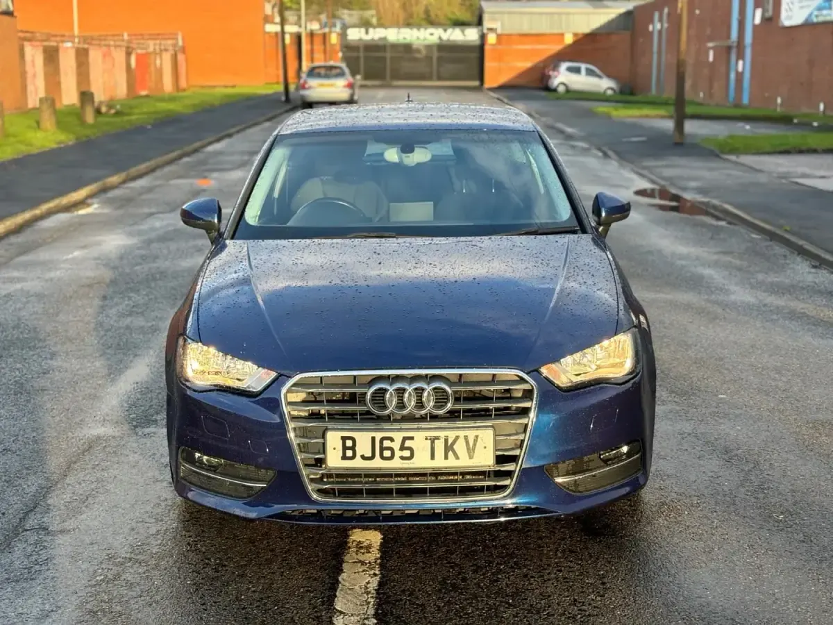 Usado Audi A3 Sport 110 HP (80 kW) 2015 Azul Citadino