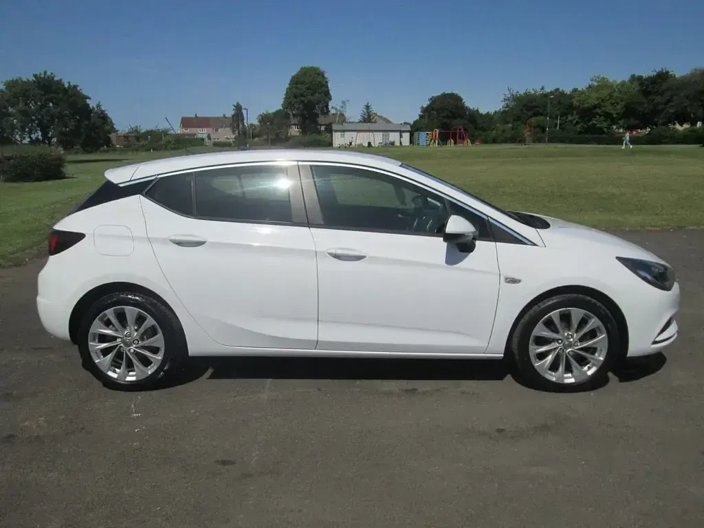 Used Vauxhall Astra S 105 HP (77 kW) 2016 White Hatchback