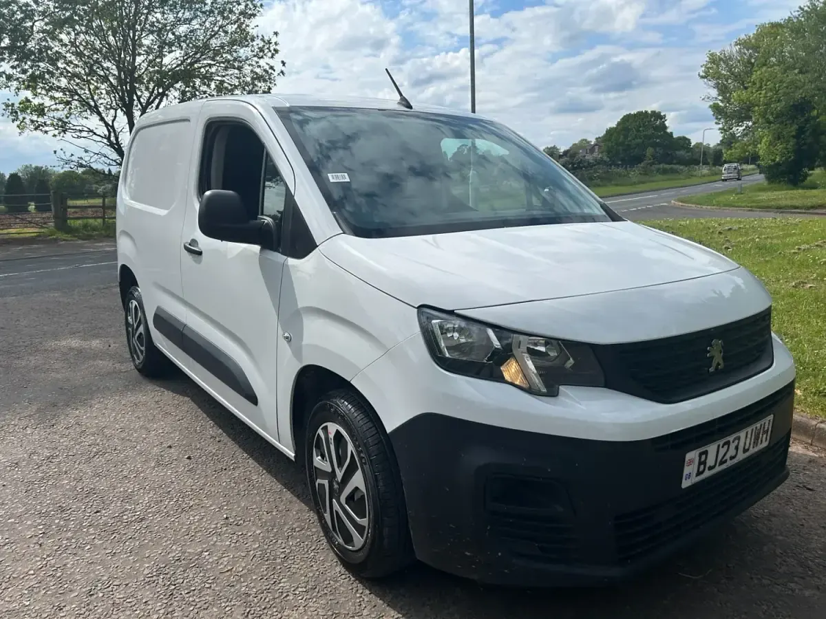 Gebraucht Peugeot Partner Premium 131 PS (96 kW) 2023 Weiß Van / Kleinbus