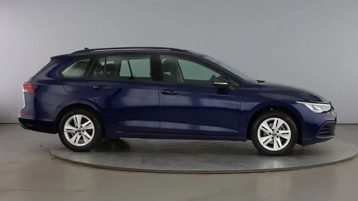 Used VW Golf VIII Life 110 HP (80 kW) 2023 Blue Estate