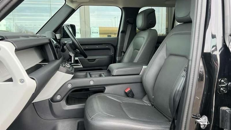Used Land Rover Defender HSE 300 HP (220 kW) 2024 Metallic  santorini black SUV