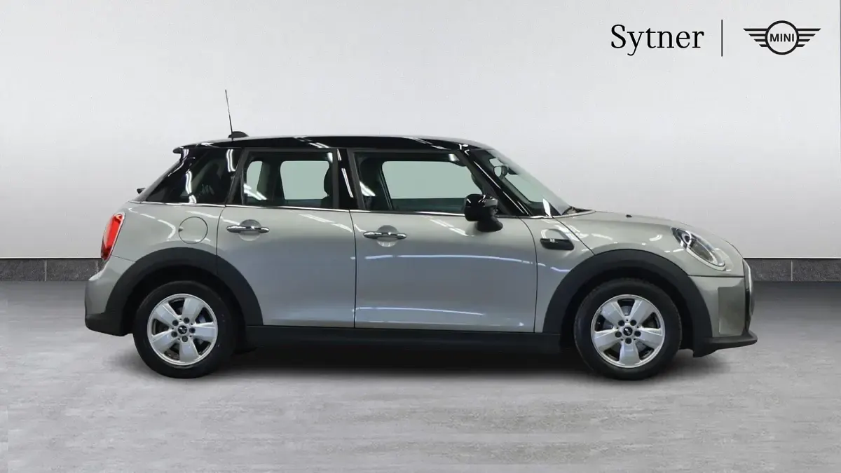 Usado Mini Cooper Classic 134 CV (98 kW) 2023 Plateado Utilitario