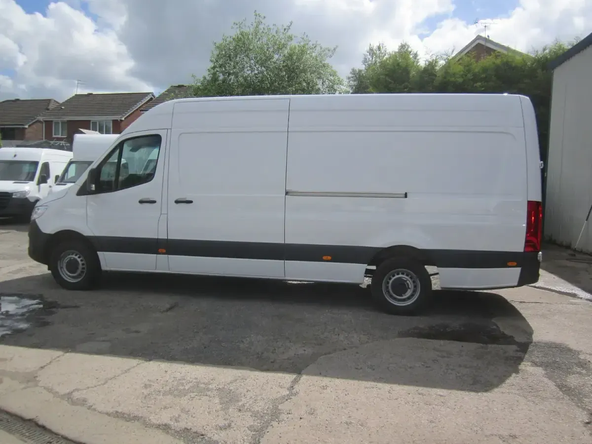 Used Mercedes Sprinter Progressive 150 HP (110 kW) 2023 White Van