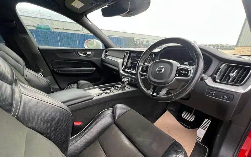 Used Volvo XC60 R-Design 190 HP (139 kW) 2018 Red SUV