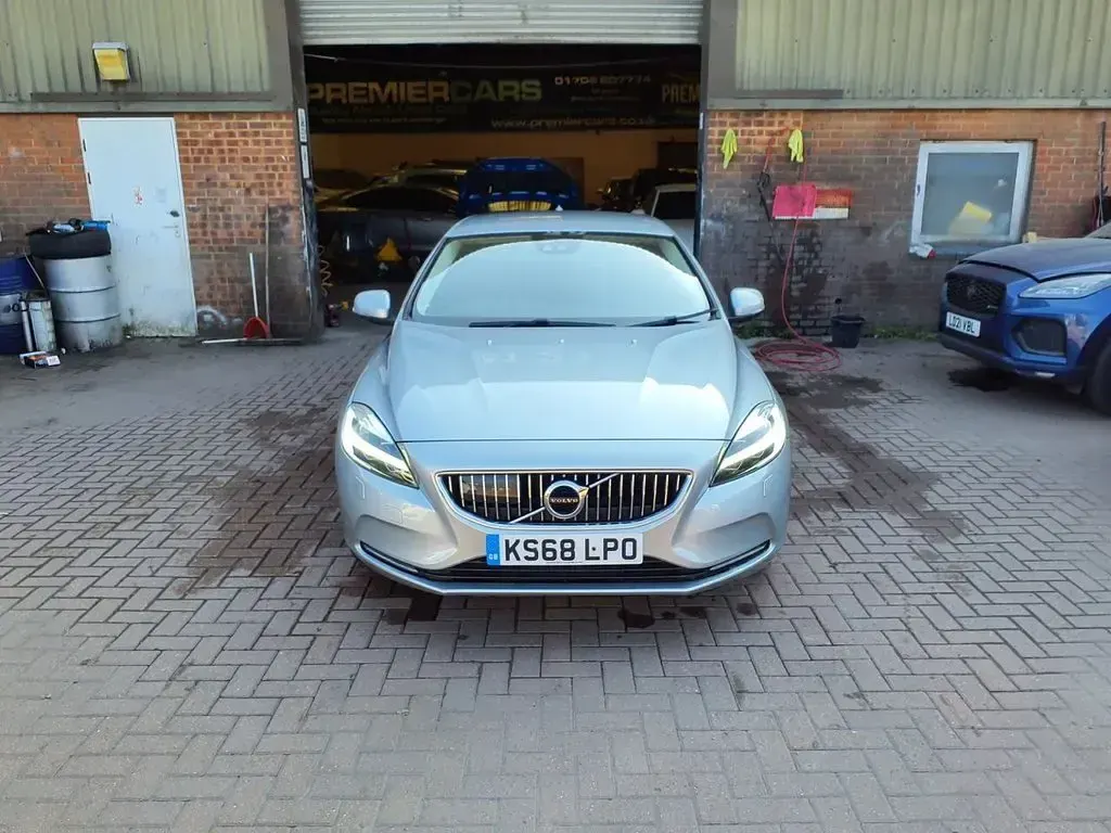Used Volvo V40 Inscription 152 HP (111 kW) 2018 Silver Hatchback
