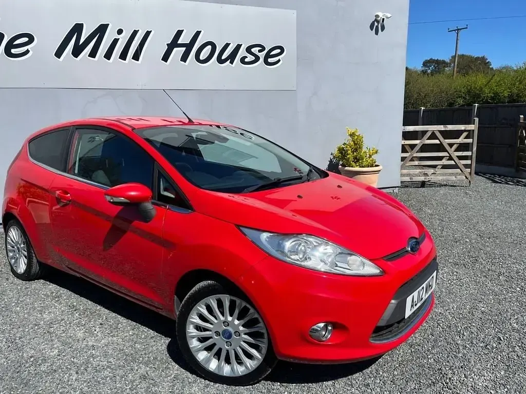 Usado Ford Fiesta Titanium 118 HP (86 kW) 2012 Vermelho Citadino