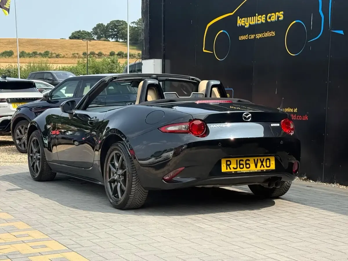 Used Mazda MX5 Inclusive 131 HP (96 kW) 2016 Black Cabriolet