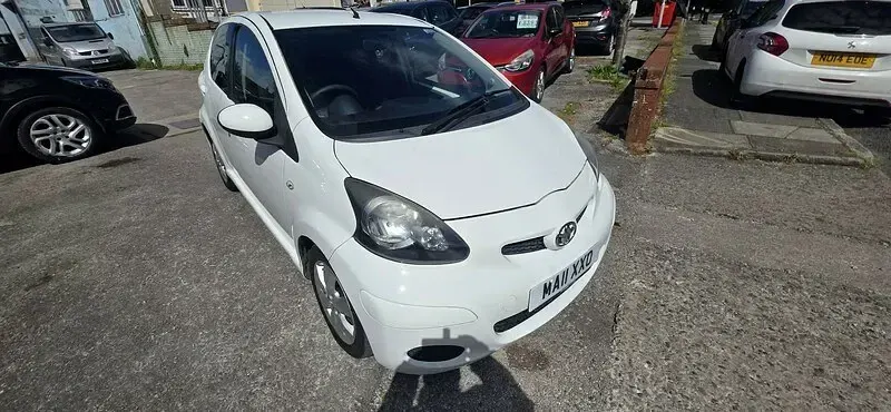 Usado Toyota Aygo 68 CV (50 kW) 2011 Rojo Utilitario