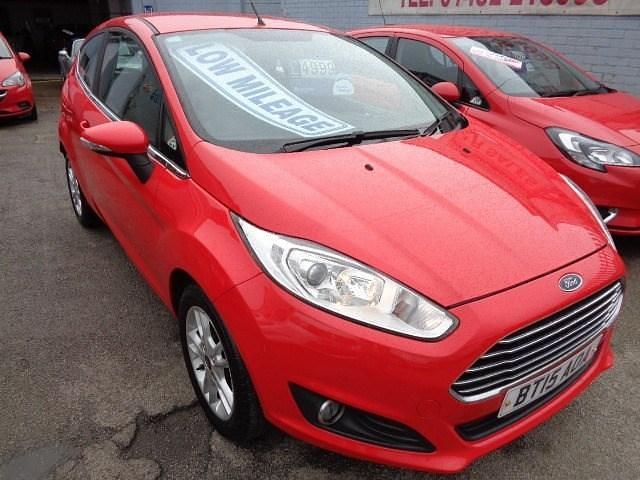 Used Ford Fiesta Zetec 82 HP (60 kW) 2015 Red Hatchback