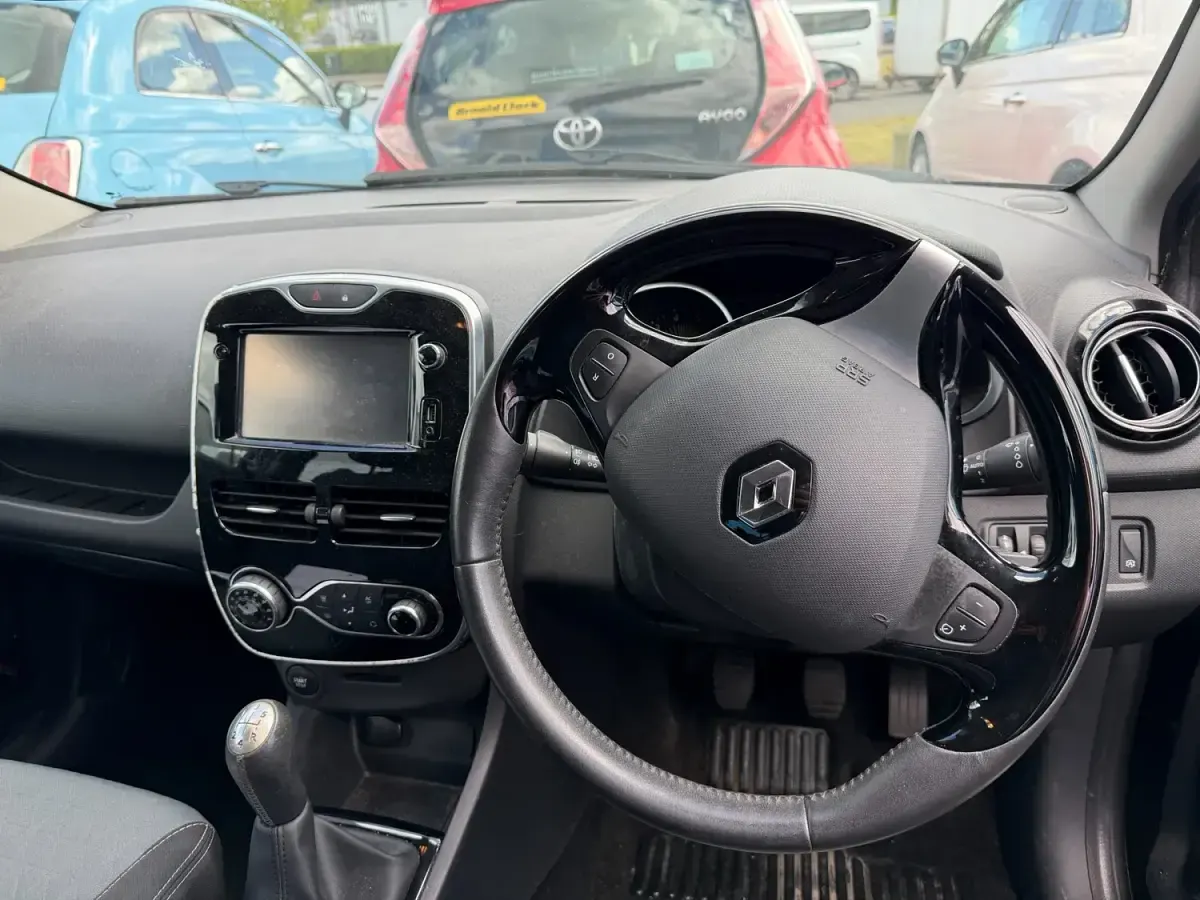 Usado Renault Clio IV Dynamique 90 HP (66 kW) 2015 Preto Citadino