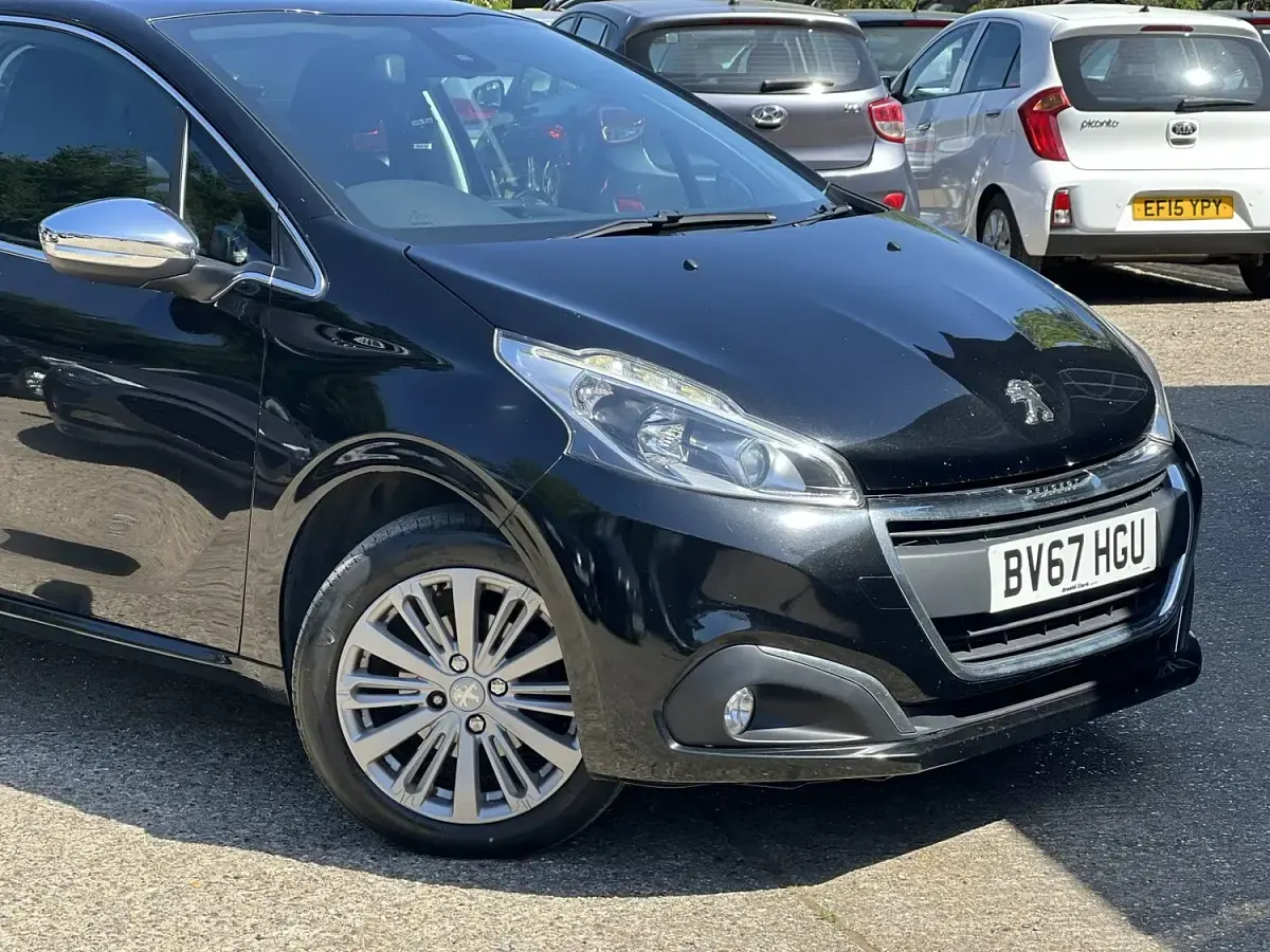 Used Peugeot 208 Allure 80 HP (58 kW) 2017 Black Hatchback