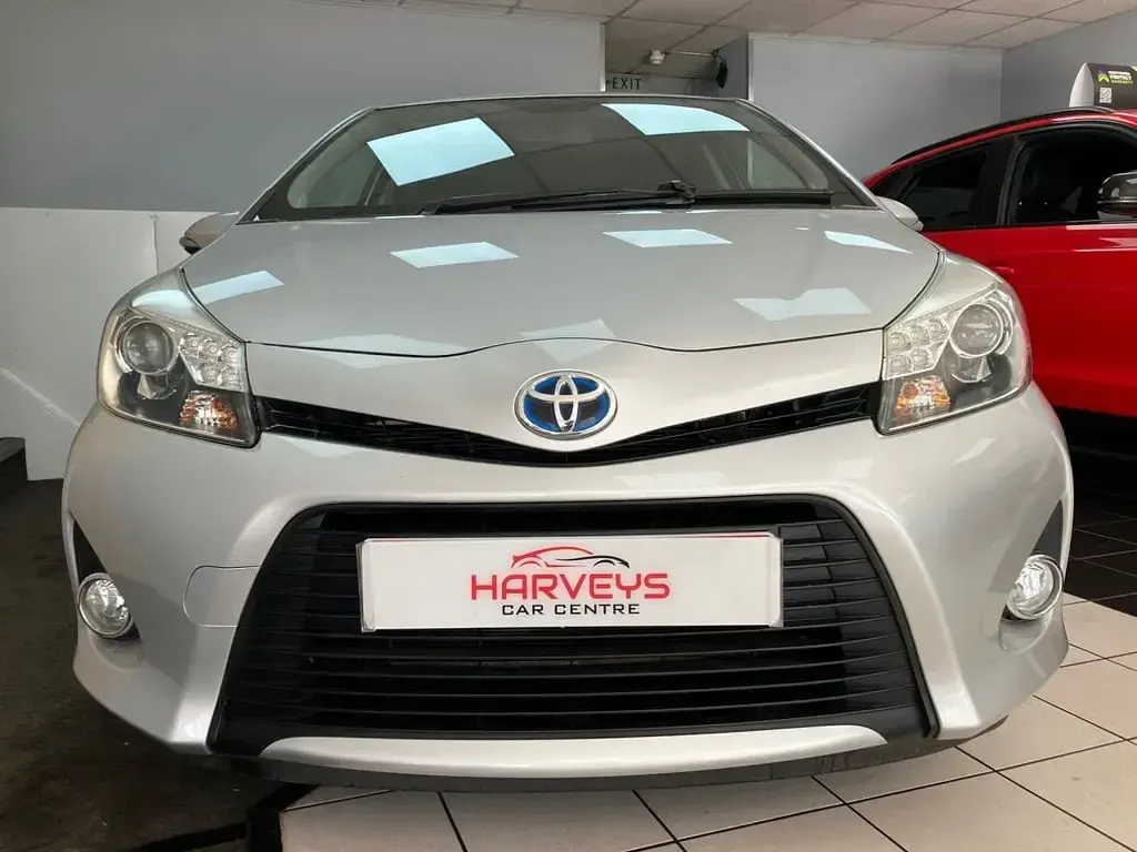 Used Toyota Yaris Hybrid T4 101 HP (74 kW) 2013 Silver Hatchback