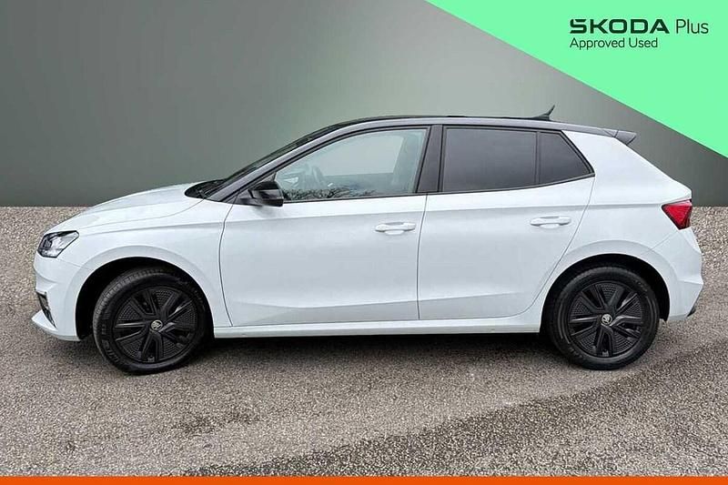 Used Skoda Fabia Colour Edition 70 HP (51 kW) 2023 Moon white metallic body / black magic pearl effect roof Hatchback